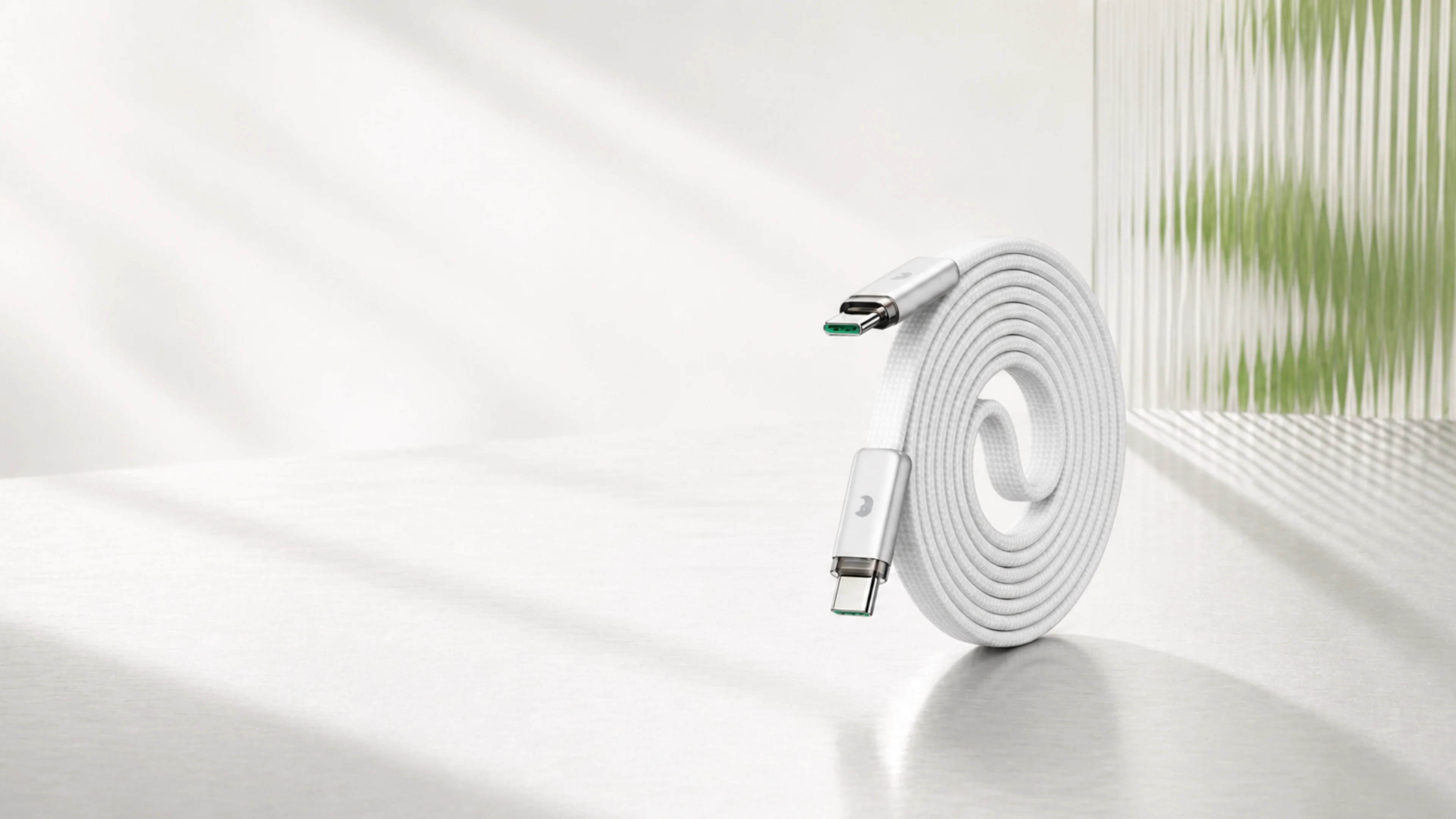完整 1.2 米霜月白 C2 磁吸扁线以连续线圈与双 USB-C 端自然收纳