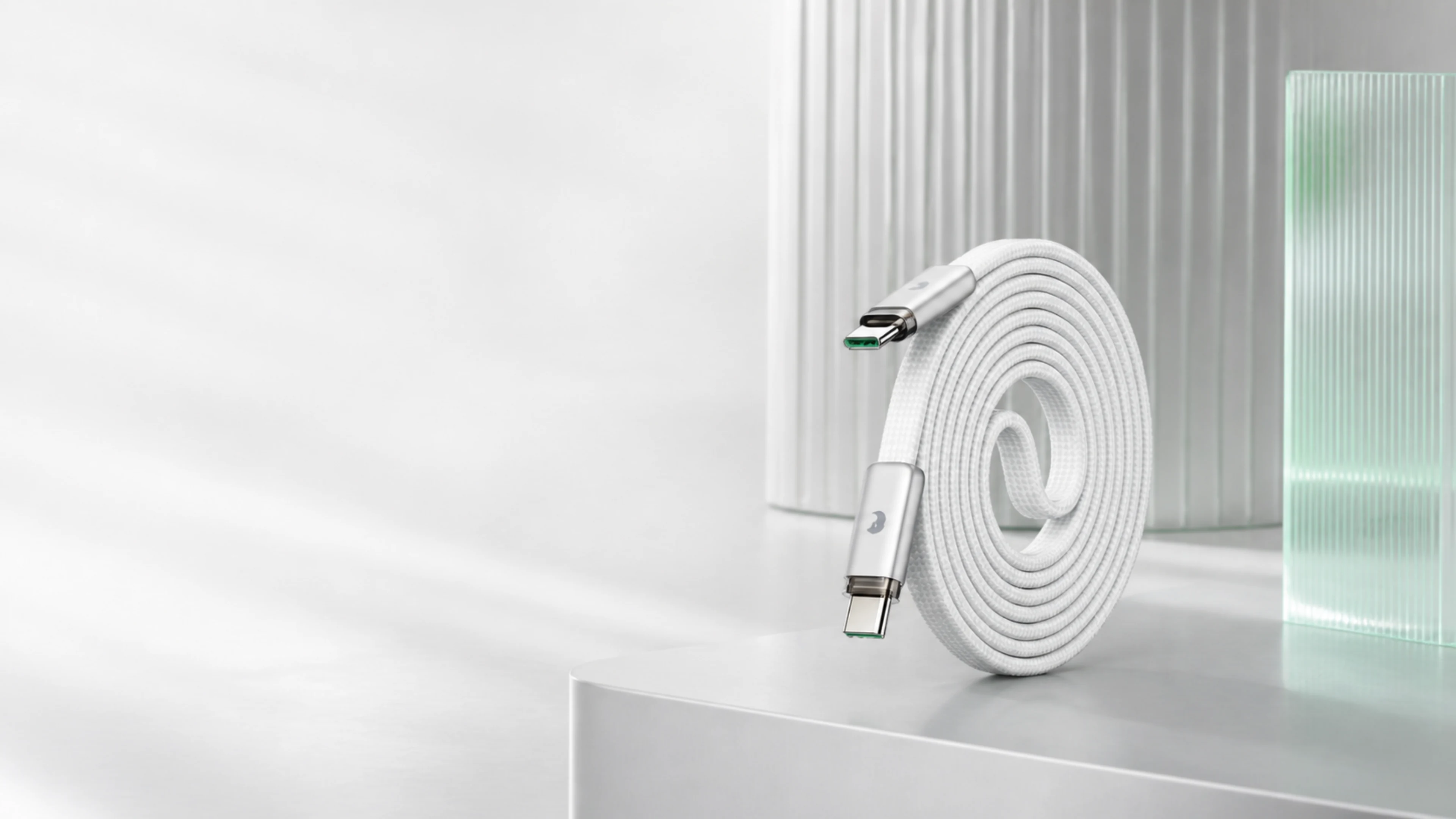 完整 1.2 米霜月白 C2 以紧密连续磁吸盘绕连接已通电 S1 与手机,呈现稳定夜充护机关系