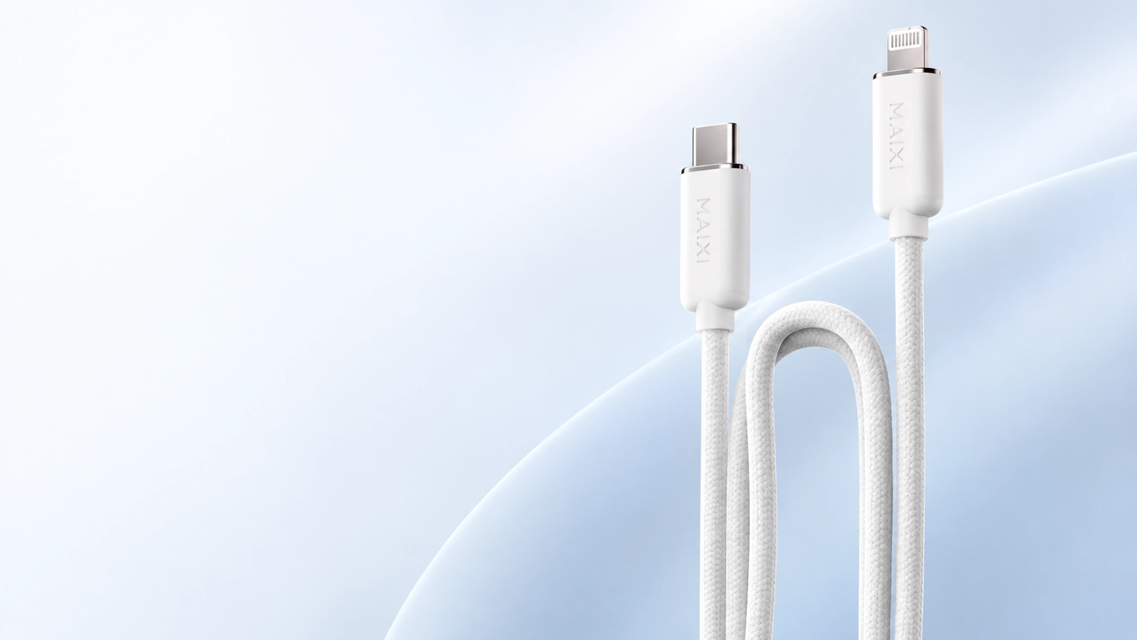 C3 白色圆编织线的 USB-C 与 Lightning 接头高低错位,长折U向画面下方延伸,浅蓝曲面回应圆线。