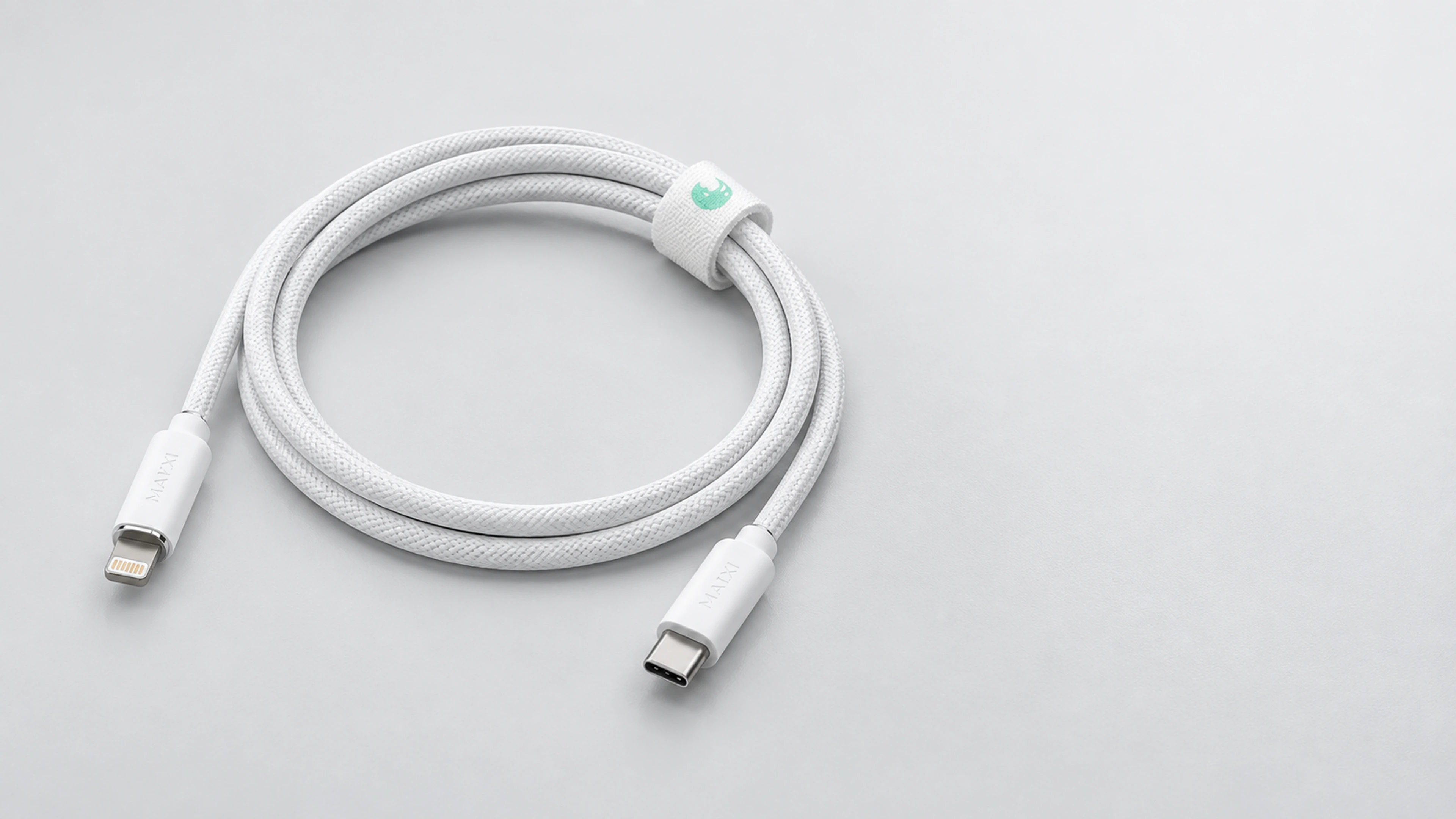C3 白色圆编织线依照实拍松弛叠绕,束线带保留,Lightning 与 USB-C 双头向前景两侧展开。