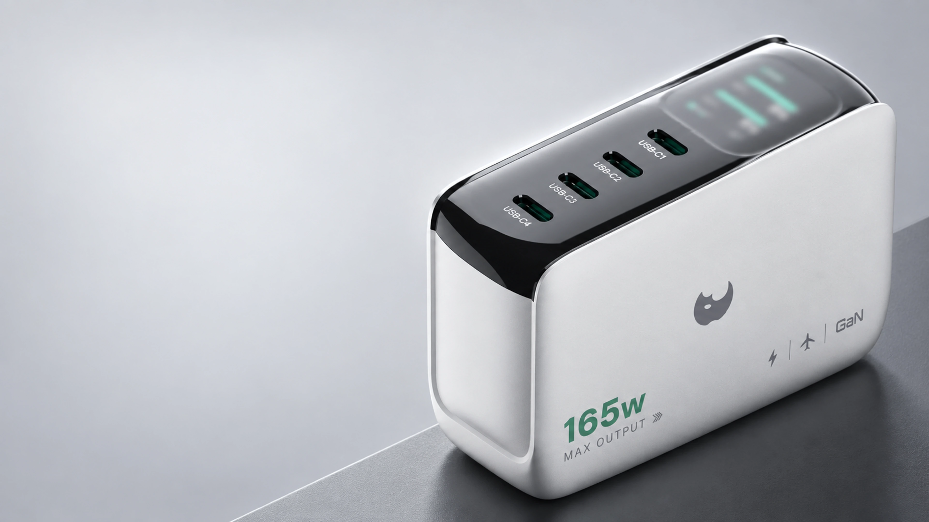 放大的 S3 银色机身与四个 USB-C 接口构成紧凑整体，冷灰白台面托住产品，屏幕保留失焦外观。