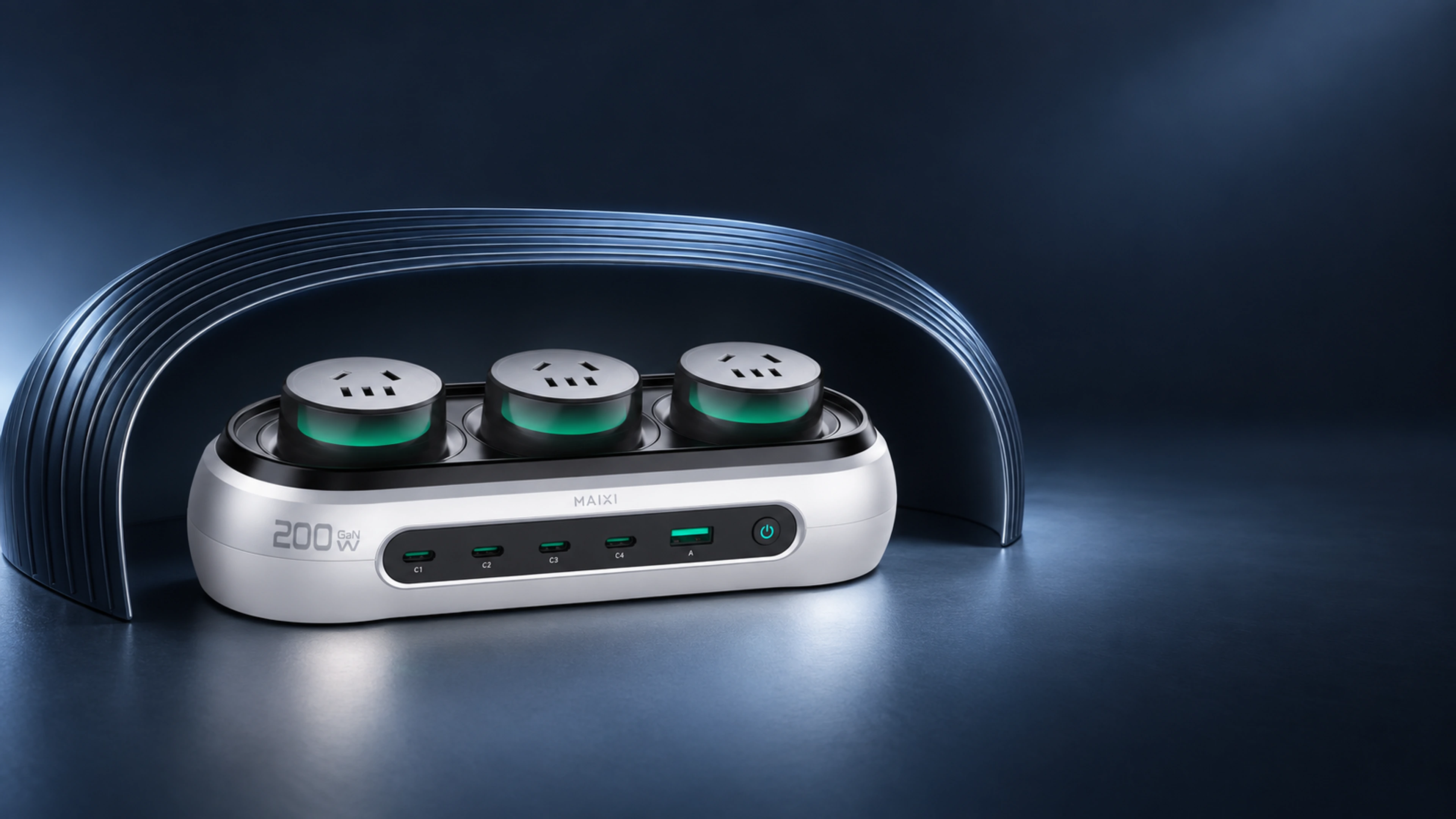 U1 置于低而宽的蓝色外部保护拱罩内,三组 AC 和正面全部 USB 接口保持开放可见。